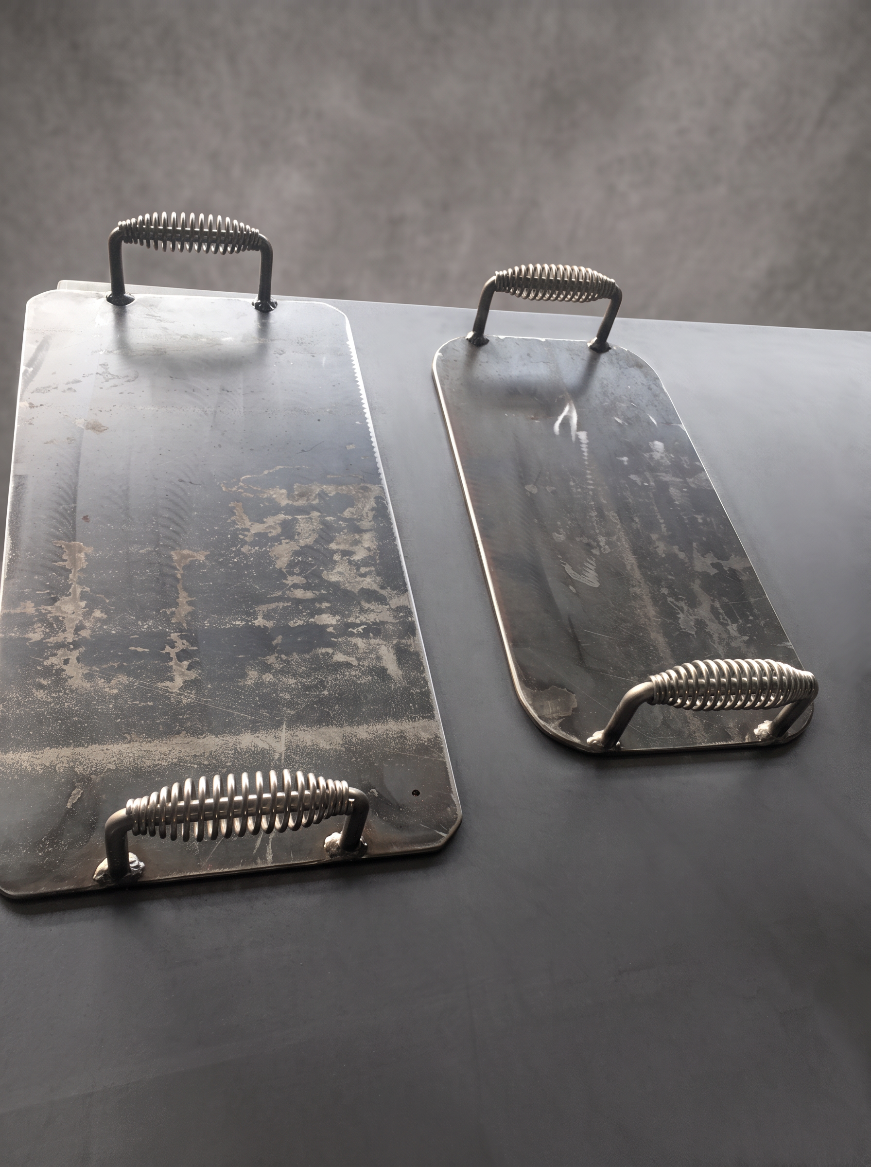 Steel cooking plates with spring-wrapped handles